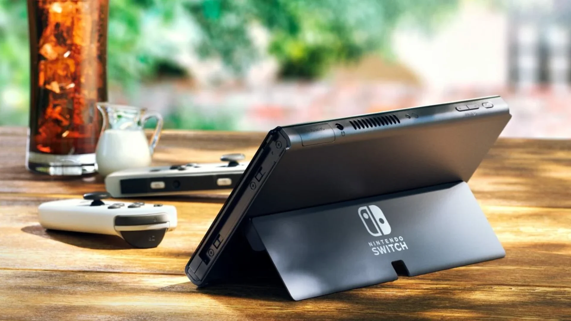 Oled-model-photo-03-AuraGame